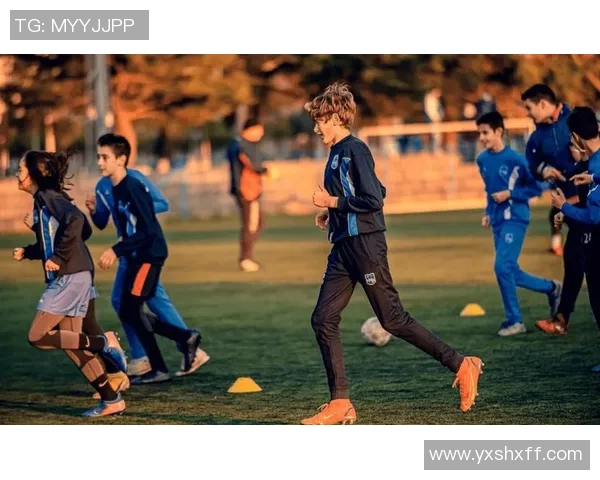 健身房训练成为足球球星的秘诀揭秘,突破极限塑造冠军体能 健身房训练成为足球球星的秘诀揭秘,突破极限塑造冠军体能