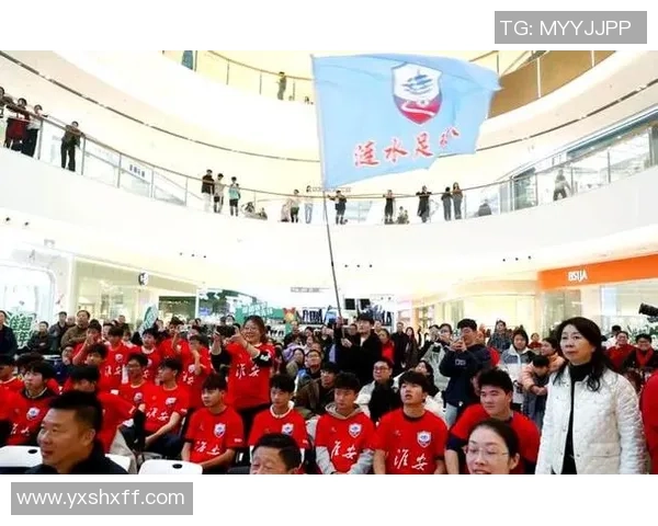 足球巨星盛大出席点燃赛事激情引领球迷狂欢盛典