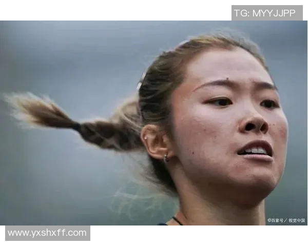 足球球星发型小辫子女孩勇敢追梦展现自我风采的成长故事