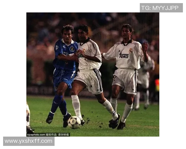 足球球星家属是否应享受免票待遇引发球迷热议与公平性讨论